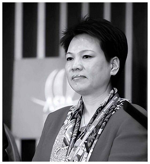 狂赚800亿,败光身家,欠下巨额外债,骆玉珠原型《鸡毛飞上天》_饰品