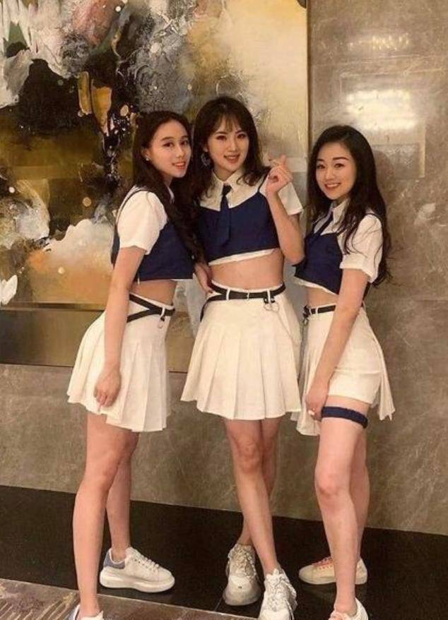 李嫣闺蜜周巴黎晒与好友合影,华为小公主稳居c位,名媛女团范十足_安娜