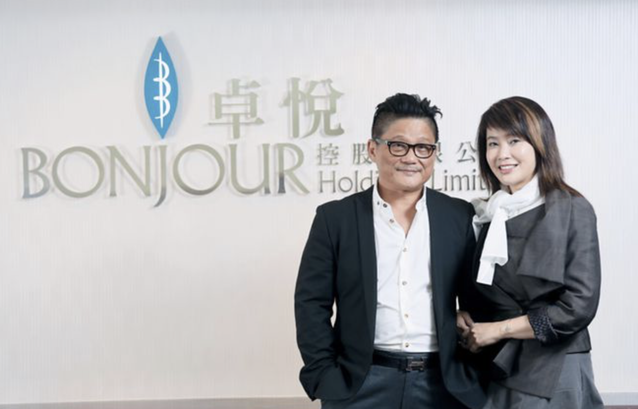 叶韦彤的父亲叶俊亨是卓悦的创办人,他与妻子在1991年开创的化妆品