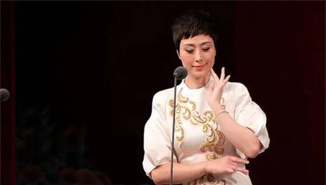 中国京剧之星史依弘,与大18岁的李成儒相爱,离婚后成兄妹_发展_戏曲