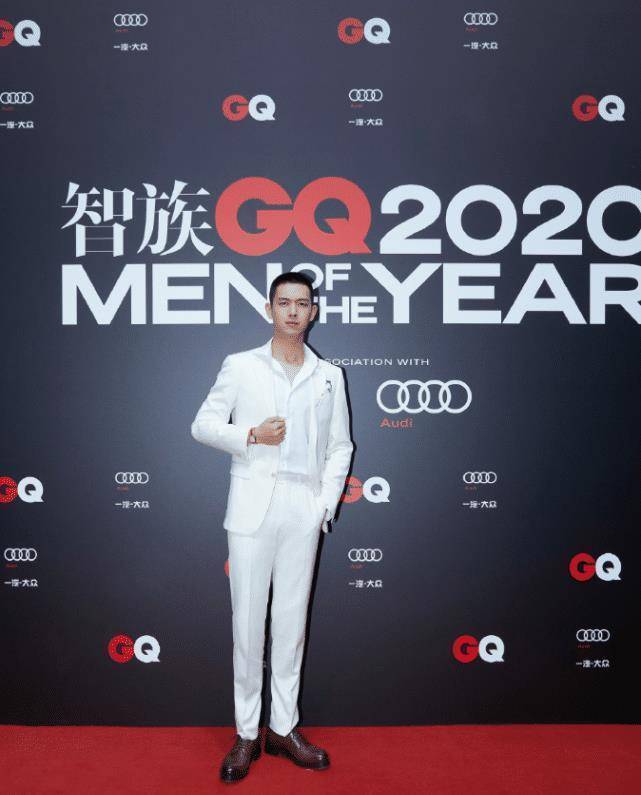 李现拍摄时尚大片,穿黑皮衬衣配西装裤,平头发型痞帅十足_look_黑色