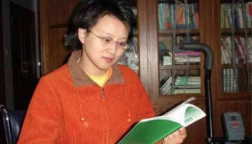 她年少瘫痪,却29岁成中国首位轮椅女博士,如今成双一流高校教授_侯
