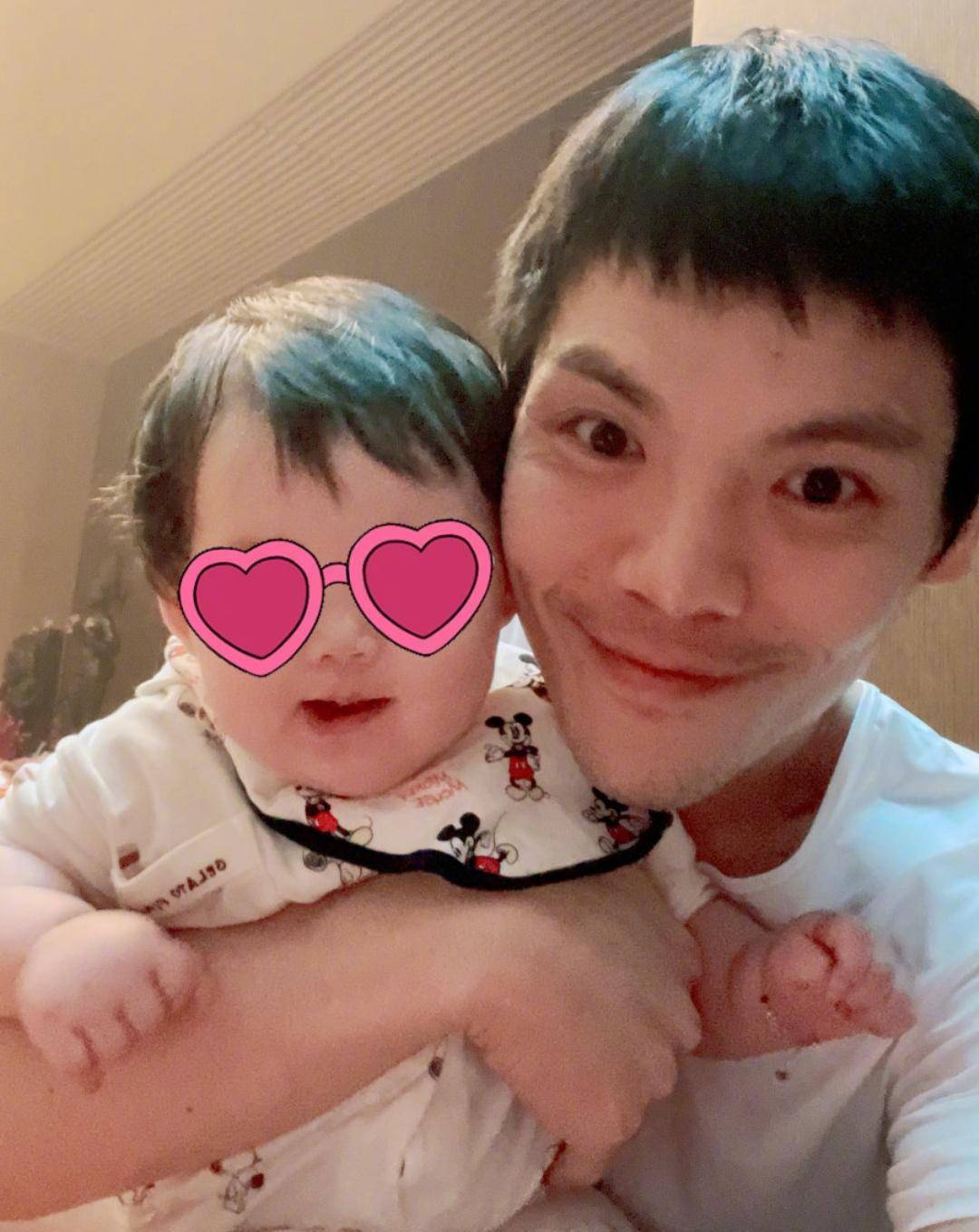 向佐晒两代"一家三口"同框照,向华强带孙女一脸慈爱,8个月女儿喝奶太