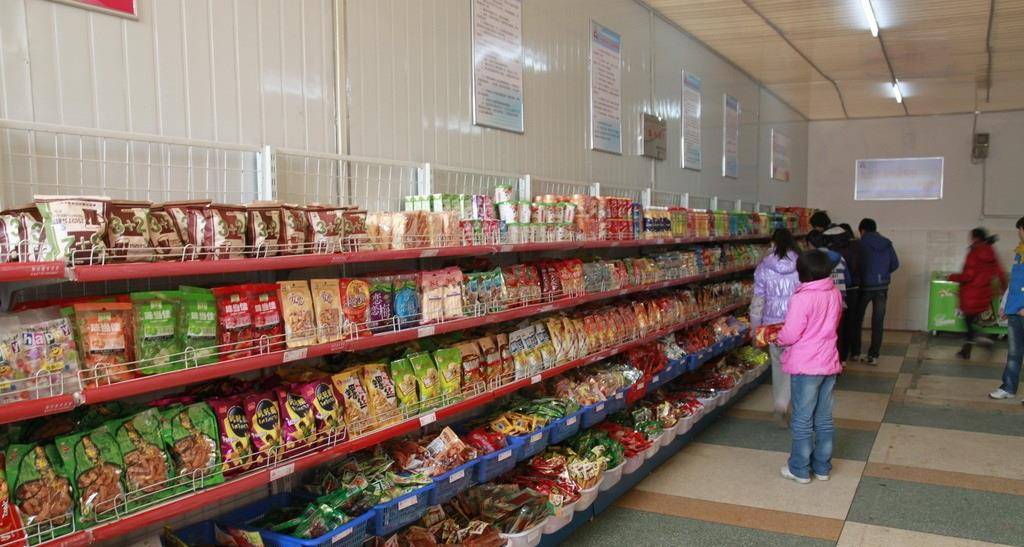 小卖部属于纯个体经营行为,有时候会从一些非法的进货渠道进到一些