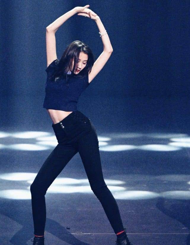 关晓彤秀108cm美腿,不知道的还以为开了长腿特效,果然是"腿精"_cm