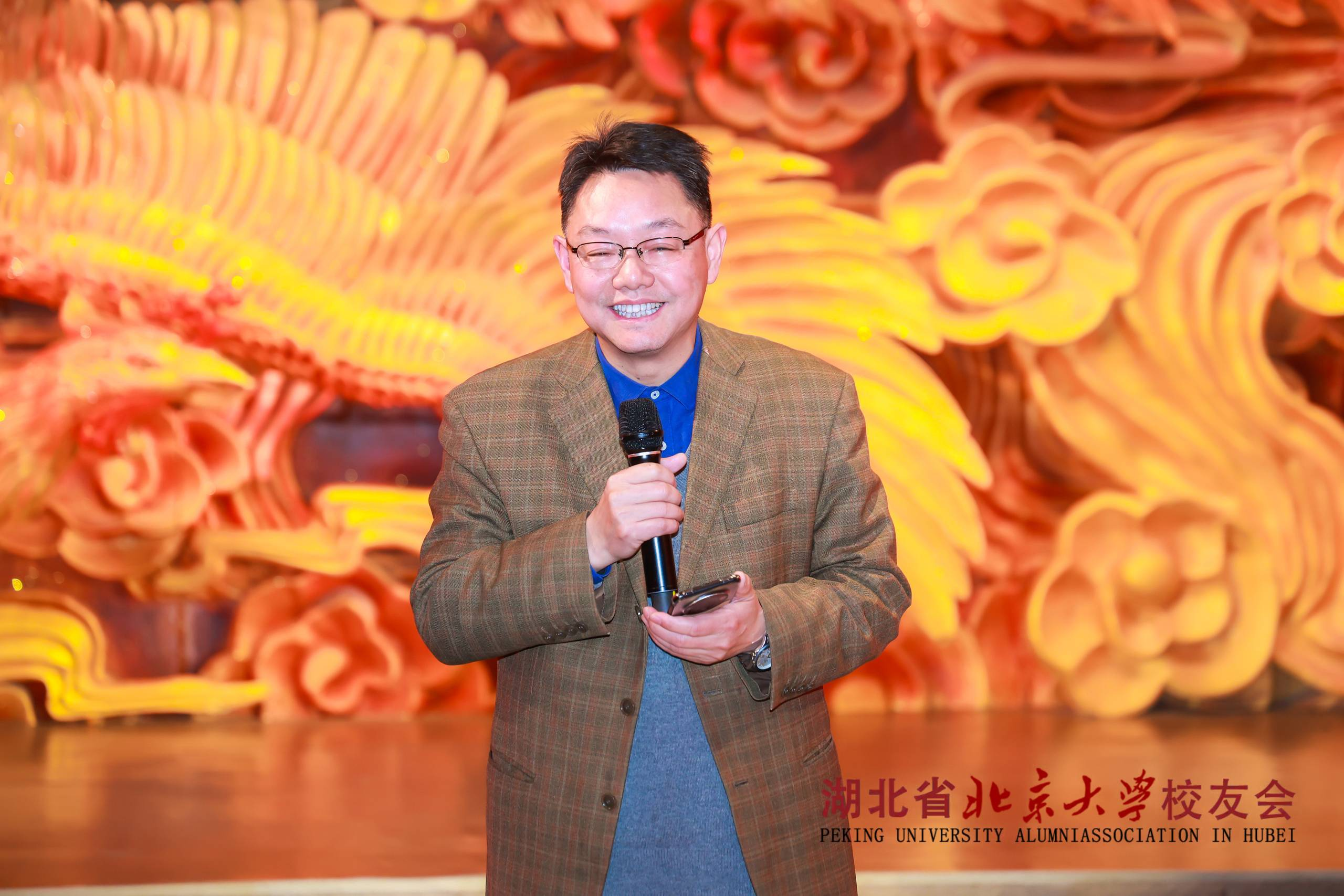 叶青在对经济发展趋势做了分析预测嗯同时,提出了六大经济亮点,即颠覆