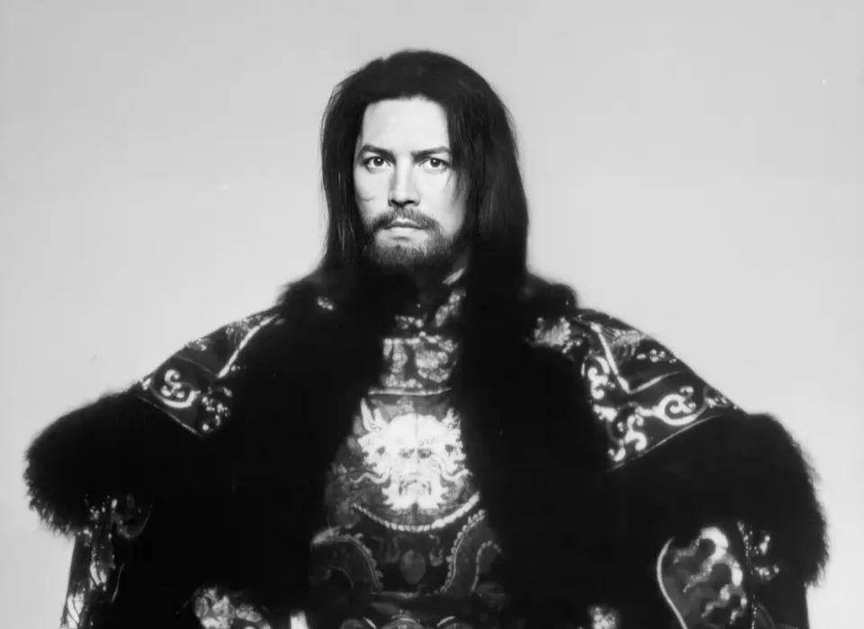 亚洲美男尊龙:无父无母无名无姓,68岁无妻无子,一生孤独_老婆婆_影片