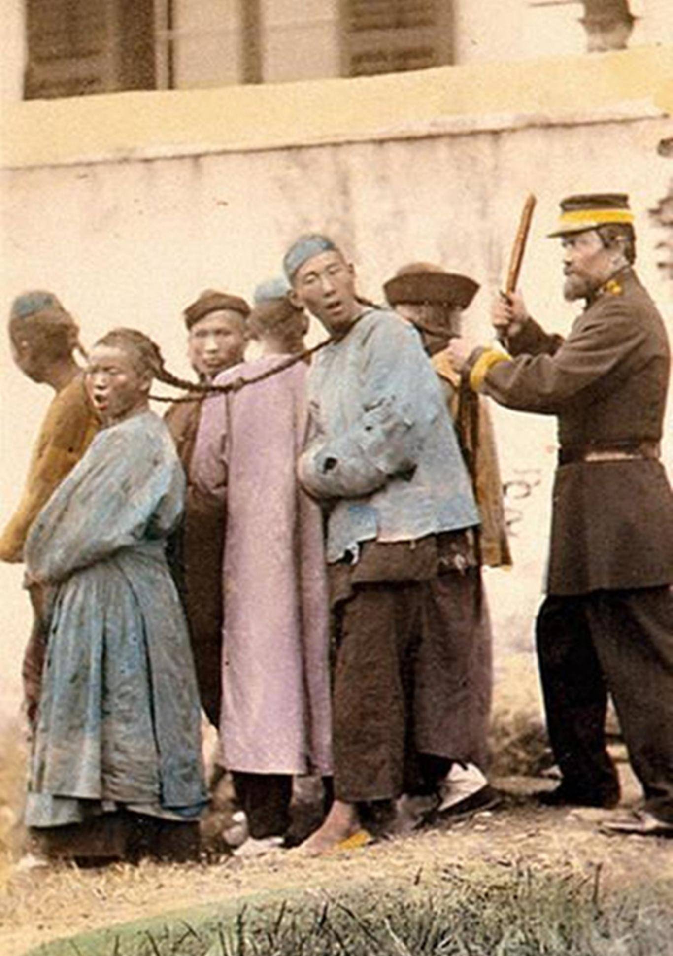 雪中撑洋伞的慈禧太后,光脚踩茶的肌肉男,图7将被处决的女犯_鸦片