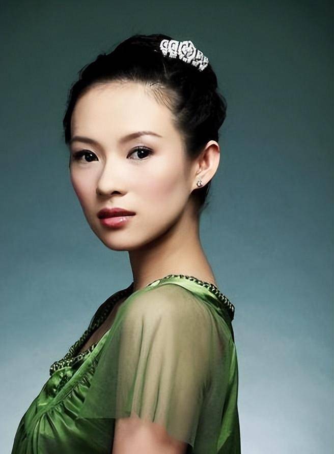 穿肚兜领奖,给成龙"接提子",章子怡的上位史远比你想得更精彩_张艺谋