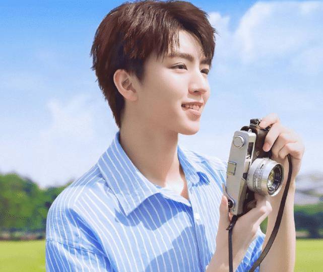 99年出生的王俊凯非常的时尚,不过因为长了一张阳光的脸,所以看着有