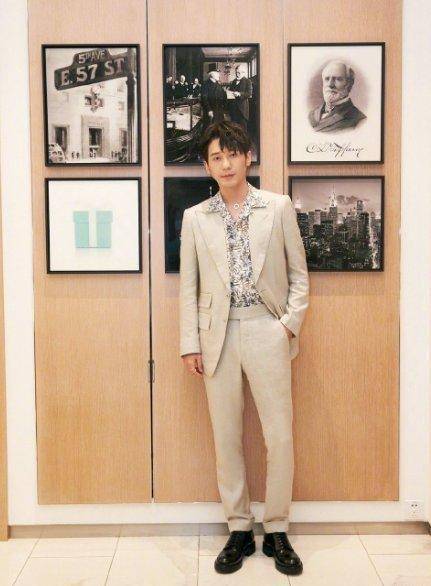 而白宇搭配的纯色系套装就很好的衬托出了清爽感,西装套装很极简风没