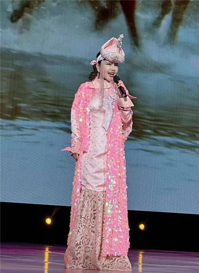 乌兰图雅携经典代表作唱响香港红磡体育馆_观众_中国_同胞