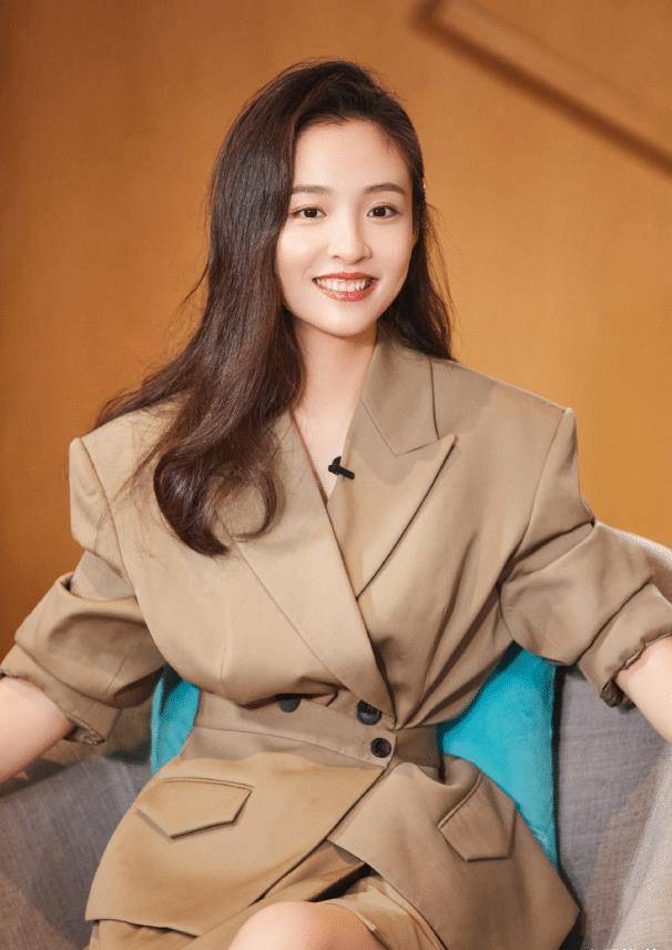 吴倩的"蝴蝶坐"火爆全网,两腿间无一丝缝隙,这谁能不羡慕_look_时尚