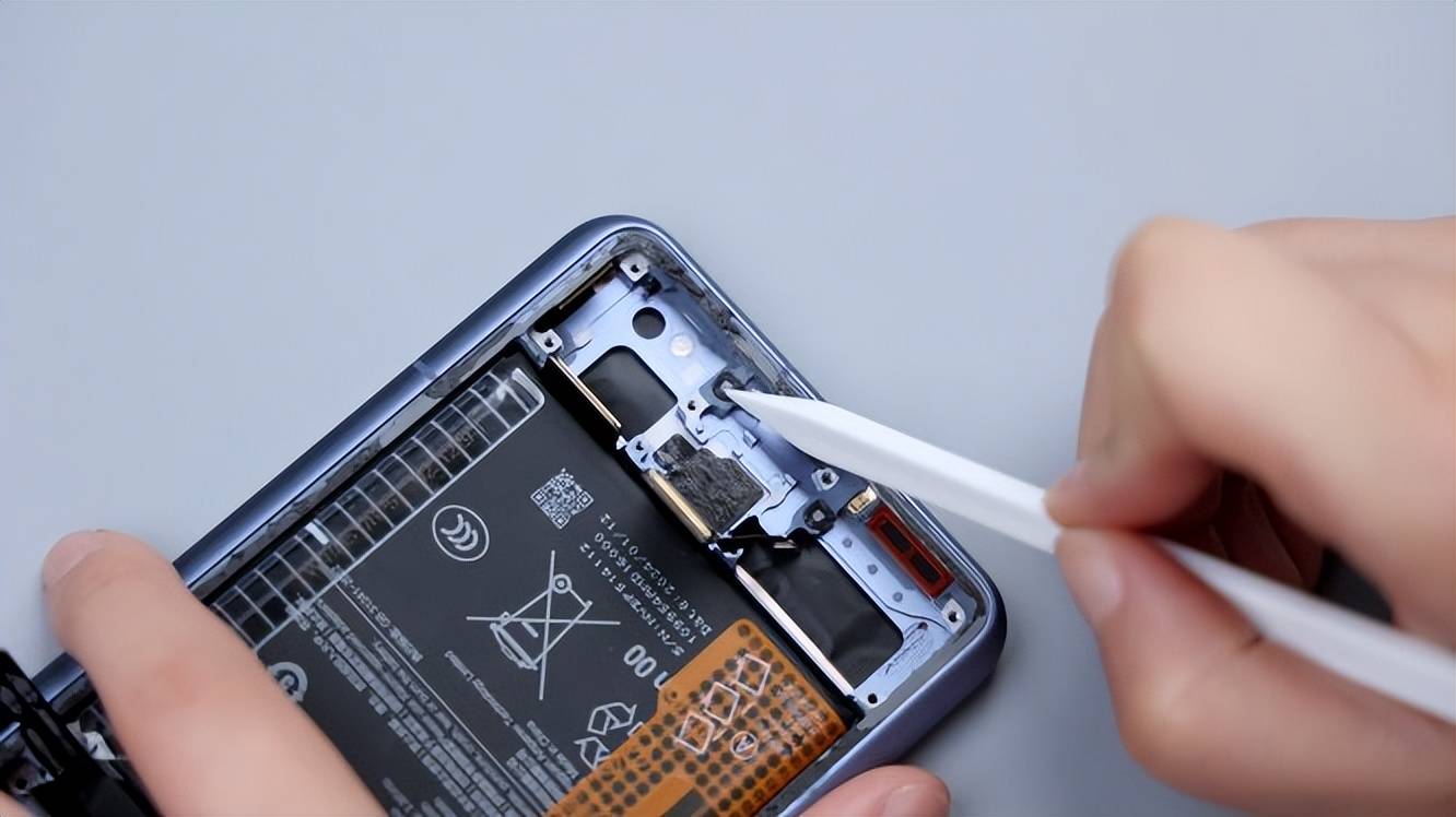 这里顺便说一句,扬声器的出声孔是没有防呆设计的,如果卡针或者类似