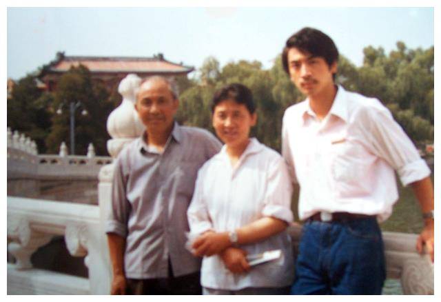 演员刘劲:娶初恋为妻,生一女,回家却不爱说话._周总理_广大观众_表演