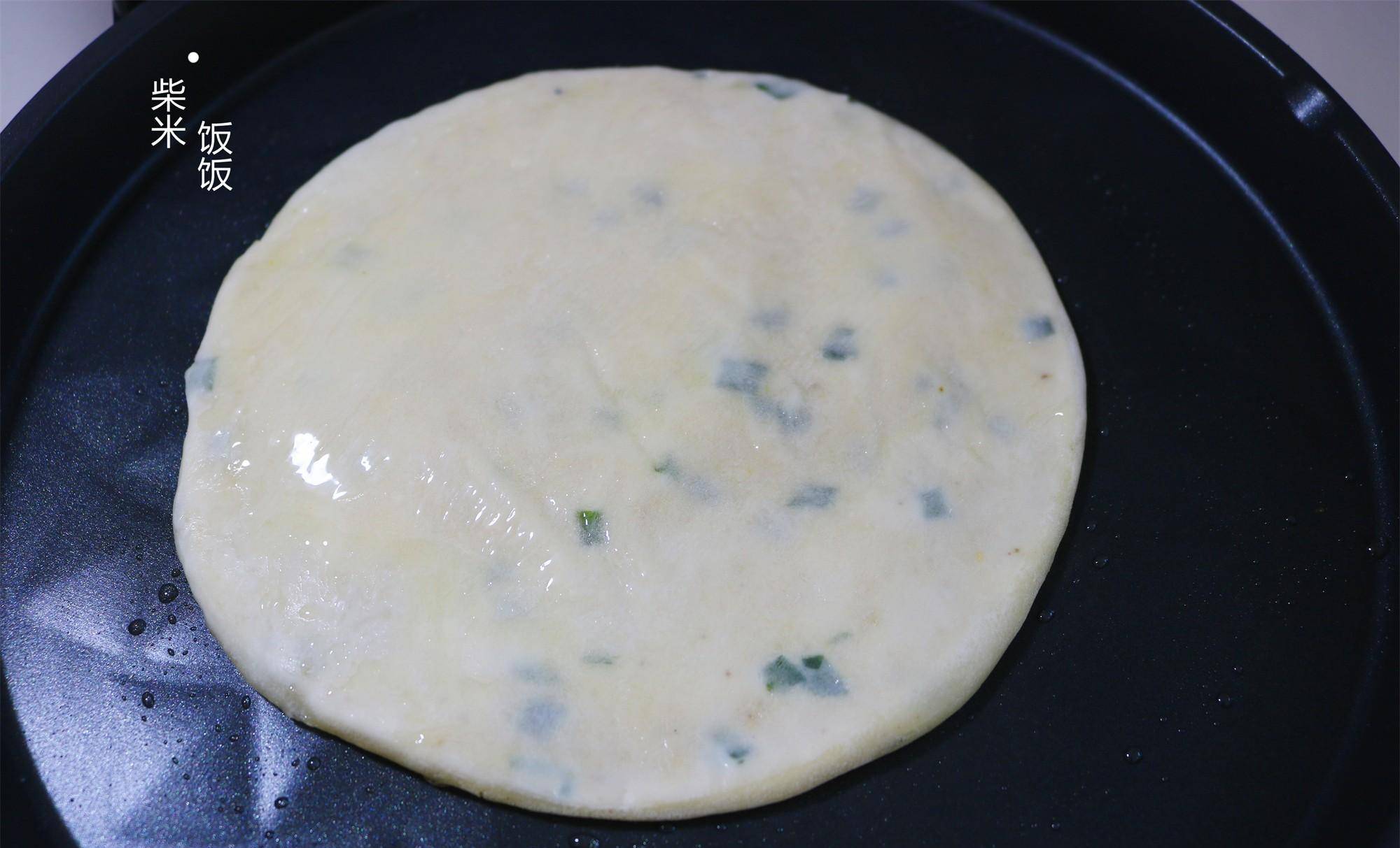 4,冷冻的小饼不需要解冻,放入电饼铛,锅底和饼的表面也刷油.