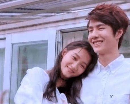 关晓彤与王一博拍策划,同喝一杯奶茶不算啥,靠在肩膀时太像情侣_鹿晗