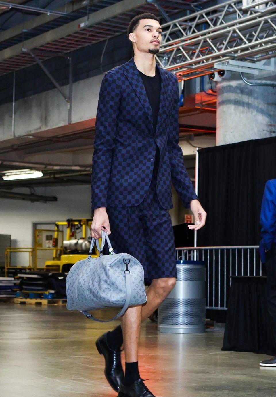 文班成了lv的形象大使,在座的各位可要看好你们女朋友了_亚马_马刺