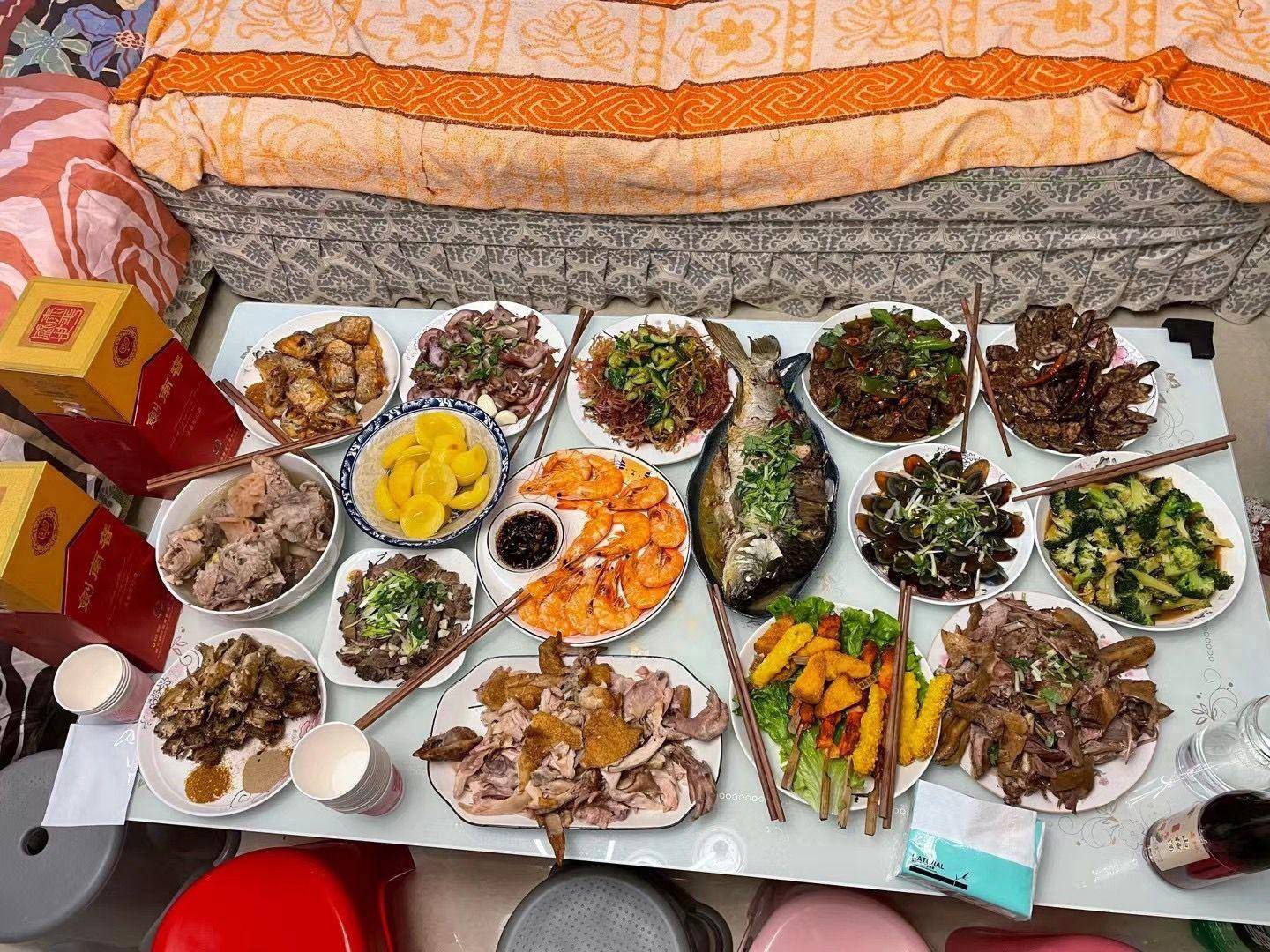 初一和男朋友一家去奶奶家吃饭,爷爷奶奶都是70岁的老人了,老两口身体