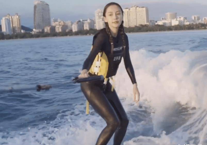 杨颖发布冲浪vlog,低马尾辫子少女感十足,时尚却暴露真实身材_状态