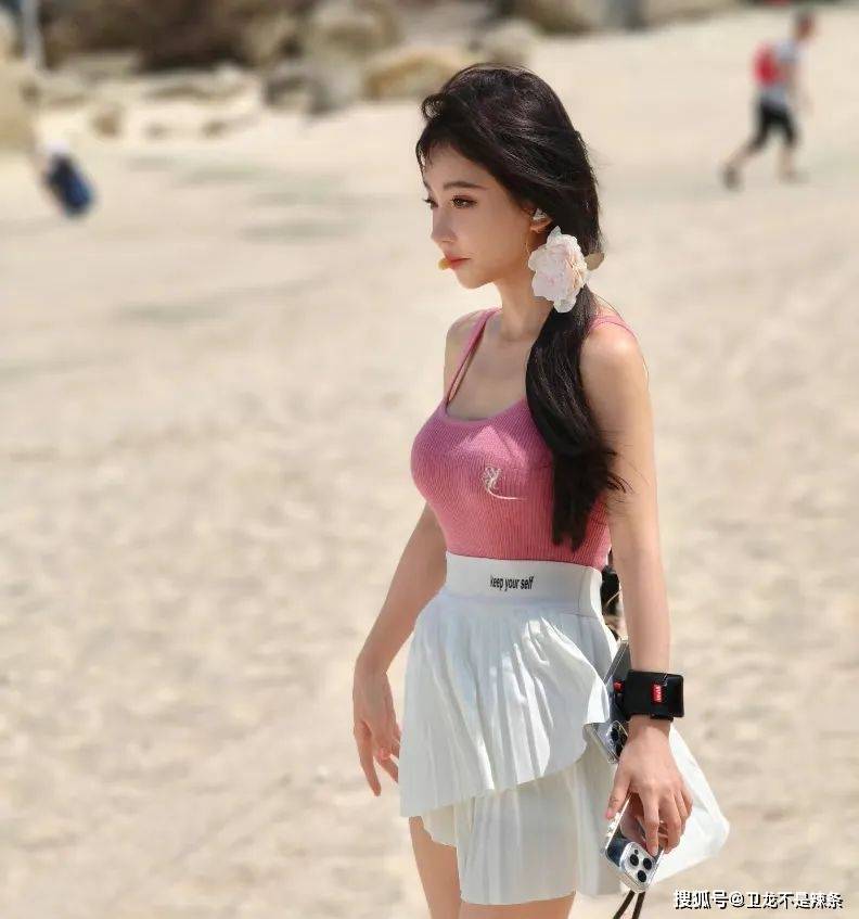 冯提莫三亚泳池直播游泳,真实身高再被质疑,调侃她只