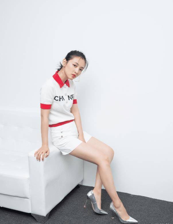 吴倩的"蝴蝶坐"火爆全网,两腿间无一丝缝隙,这谁能不羡慕_look_时尚