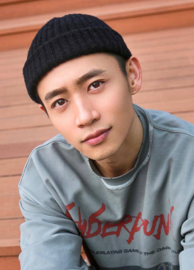 魏晨"520"踩点官宣结婚,休闲穿搭尽显少年感,手臂肌肉超健硕_马甲_工