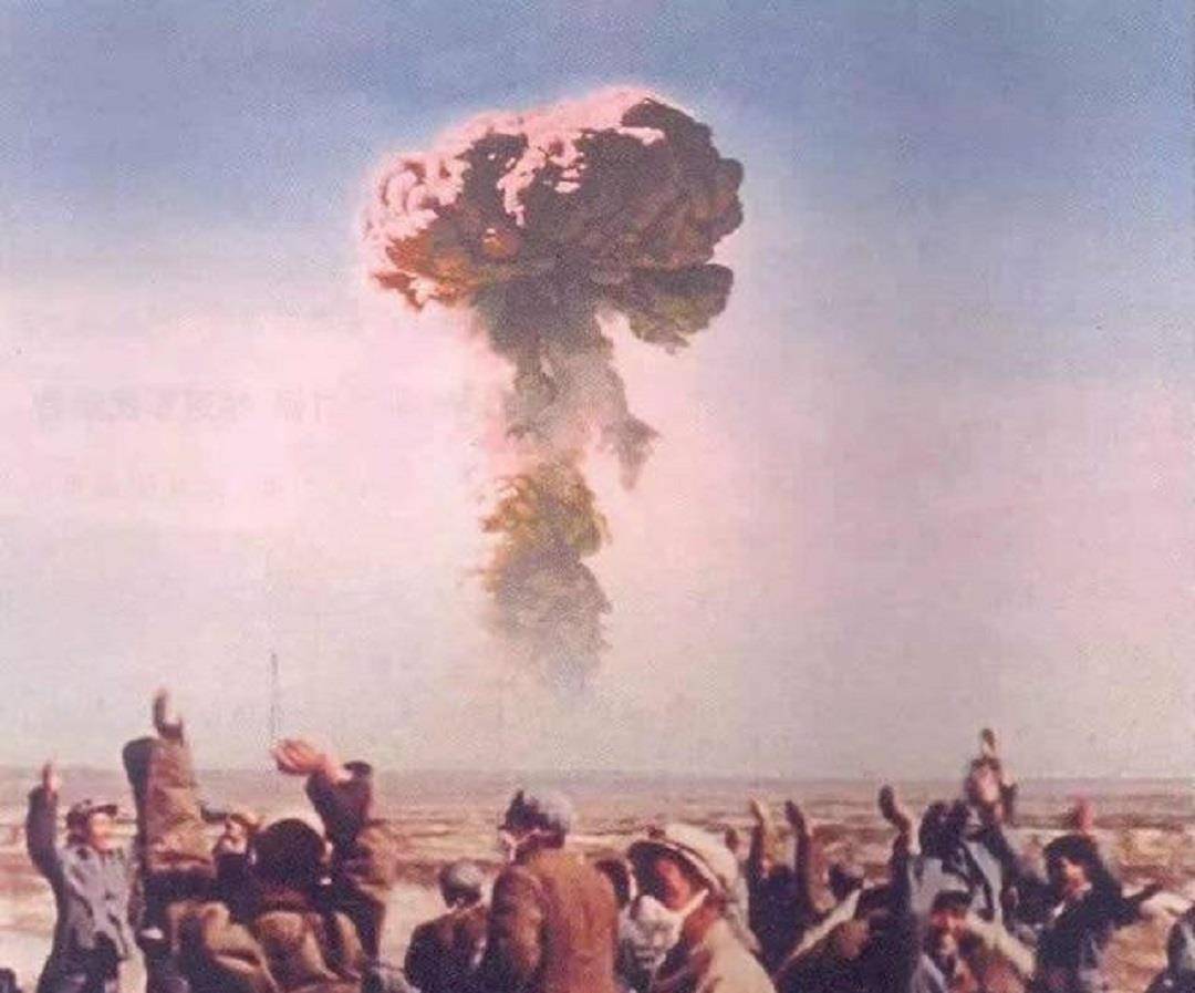 中国第一颗原子弹爆炸成功后,苏,美,英,法4国都什么反应?