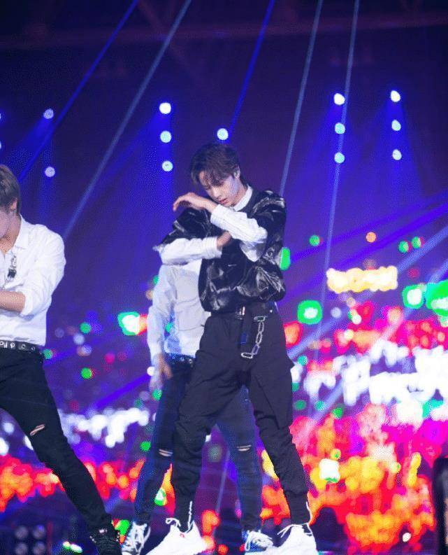 王一博发文怒斥私生,装追踪器还半夜敲门,请理性追星_白色_组合_下身