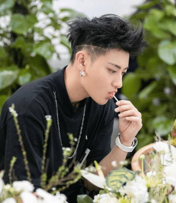 黄子韬深夜出镜,"闪现"的手机屏幕被截图,放大看清后