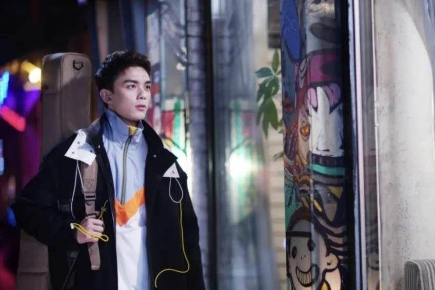 鹿晗网剧正式官宣,非主流发型像大妈,男二吴磊寸头造型太抢眼_剧中