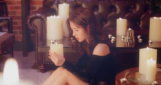 鞠婧祎手捧蜡烛拍mv,穿露肩短裙坐在地上的一刻,男粉血压飙升_穿着