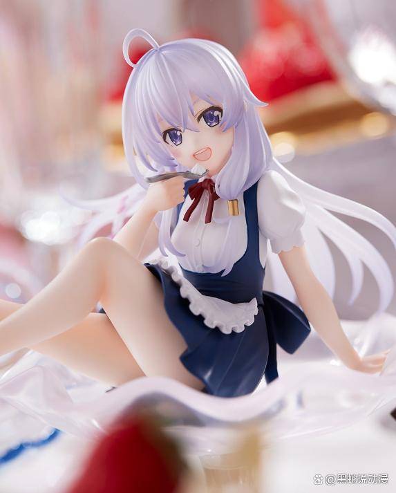 这次的造型安排和设计上,选取的是非常有意思的女仆装的造型,三叠袜