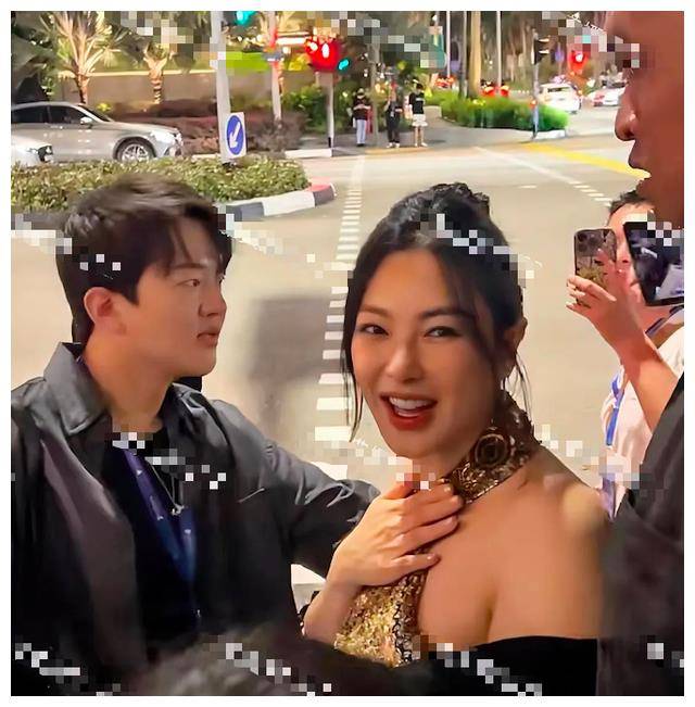 但网友们却发现,由于年龄和体型的原因,张雨绮似乎有些