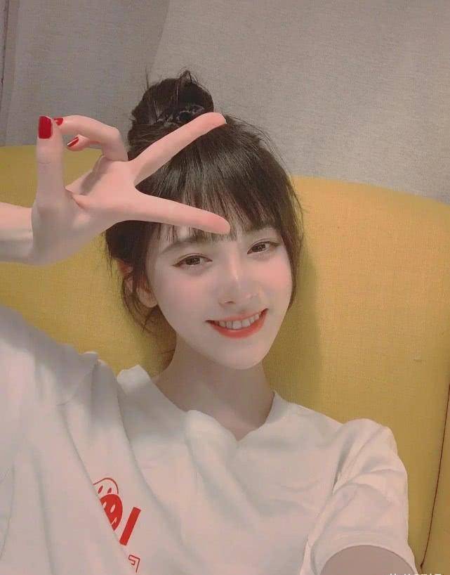 鞠婧祎素颜自拍,开"十级"磨皮,连鼻子都"磨"到看不出来了