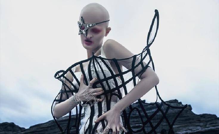 她长相奇丑受尽嘲笑与侮辱,25岁时被男友拍了一组照