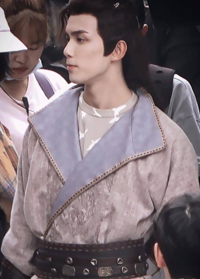 吴磊《长歌行》路透:身穿古装回眸很飒气,与小时候有明显对比!