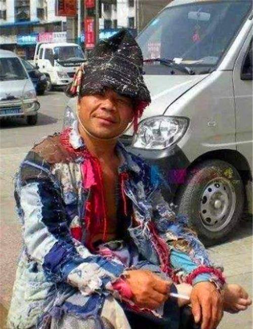 "职业乞丐"宋天福:把乞讨当成事业,如今开豪车住豪宅生活滋润_说唱