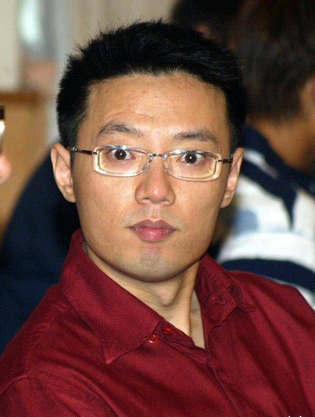 尹明善62岁靠卖摩托身家百亿,今企业负债200亿,儿子却忙着败家_云南