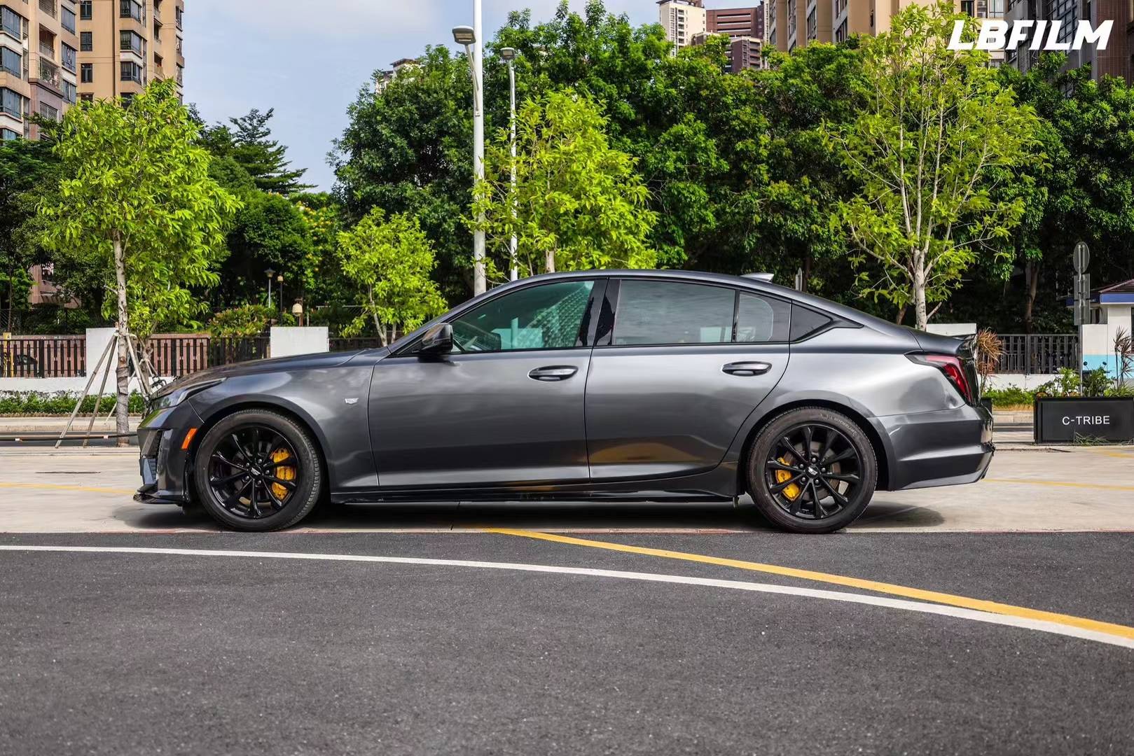 凯迪拉克ct5-lb改色膜超亮金属钨钢,颜色介于黑和灰之间