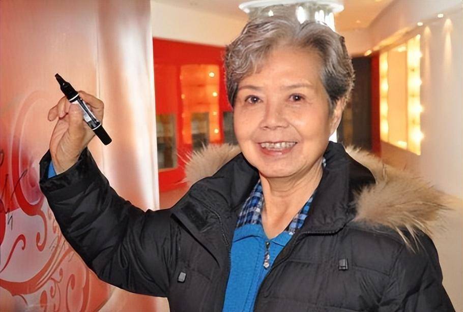 二人在年轻时,都已成家,但是,现在都是单身状态,两人对曾经的那段往事