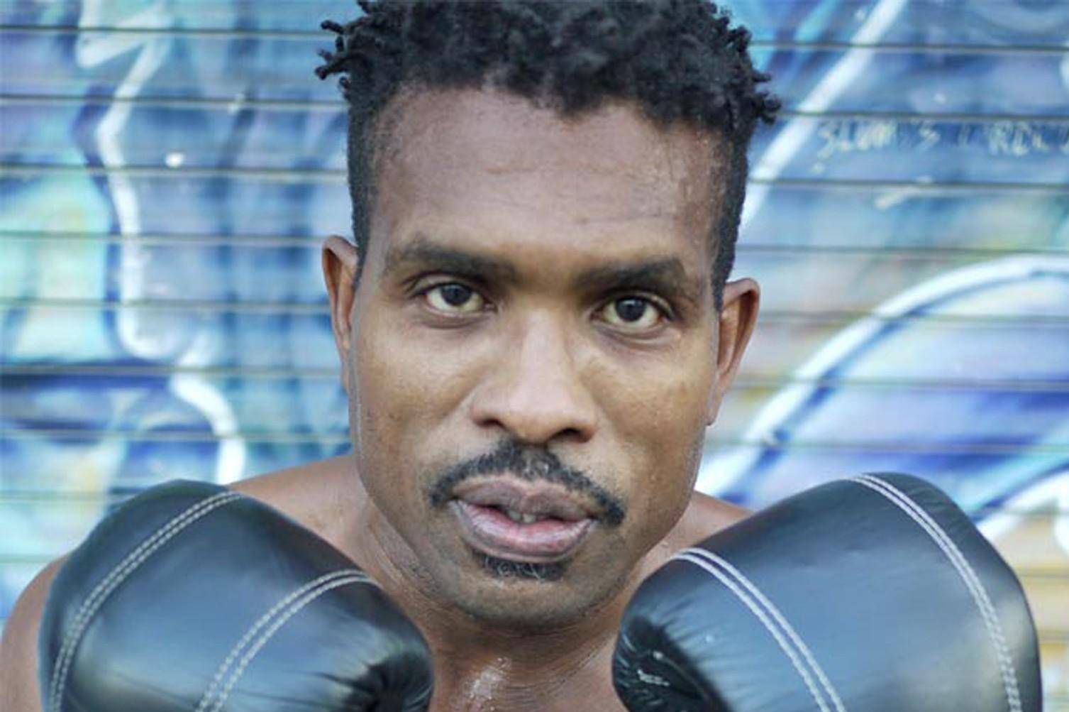 隐私被曝光:曾穿着妈妈的裙子躲进墓地_拉多克_刘易斯_泰森