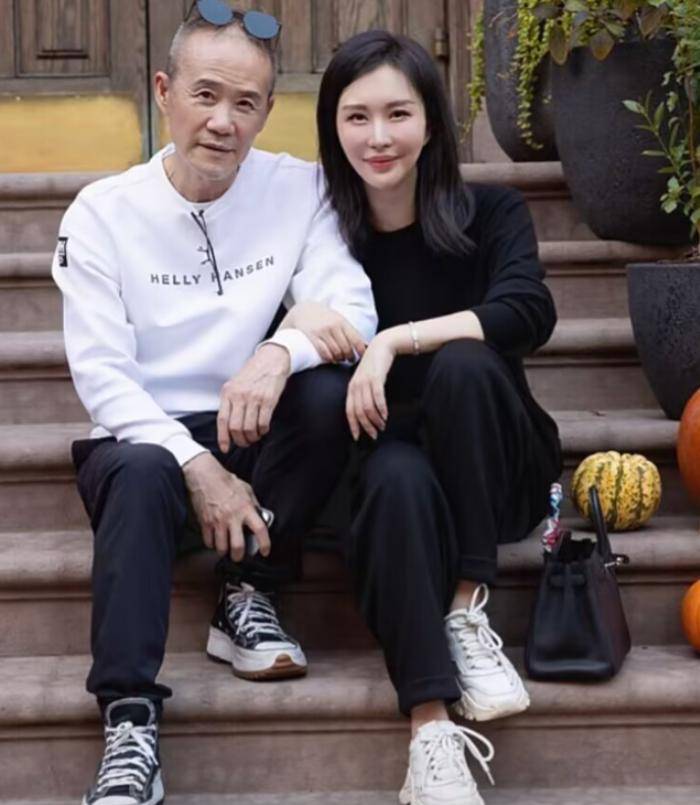王石夫妇泰国下跪拜佛还愿,田朴珺脖颈纹身瞩目,3岁爱女疑同行_城市