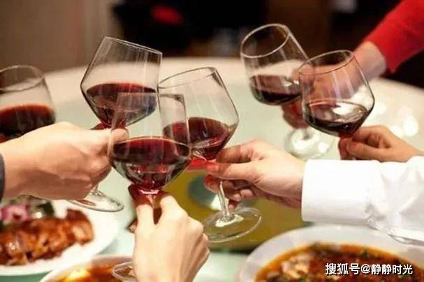 酒桌上,别人用"祭祀手"给你倒酒该咋办?