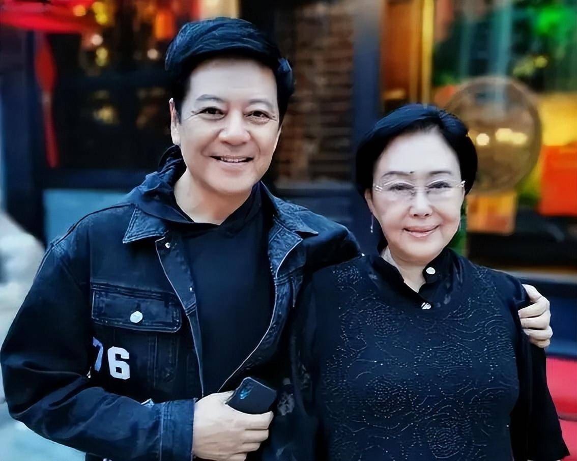 却不是个主动的人,可以说在这段感情当中,一直都是前妻比较主动地