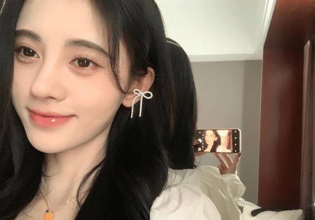 鞠婧祎晒素颜美照,却被身旁镜子暴露真实颜值,原来四千年美女长这样