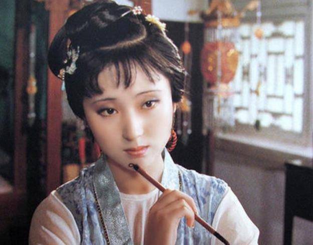 十七年,到七十回时,林黛玉的桃花社与史湘云的柳絮词都说明又过去一年