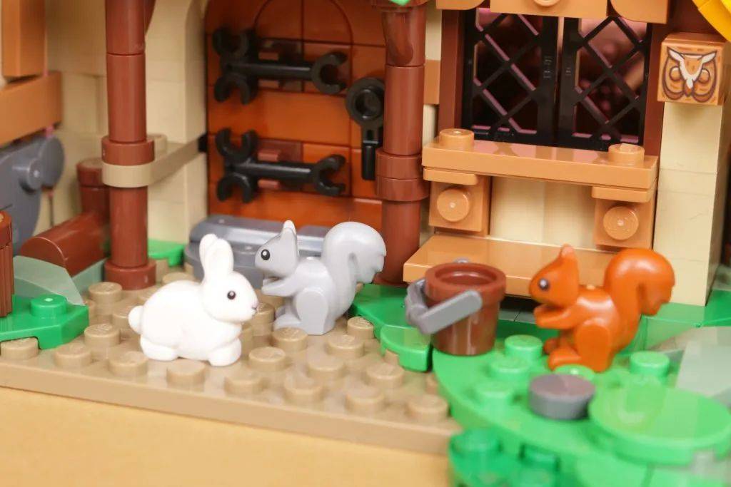 值得一提的是,乐高的"挑选砖块"服务提供了与43242套装中相同的松鼠