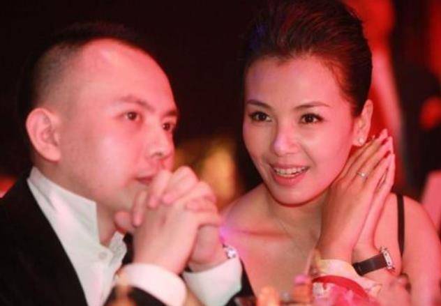 被传婚姻的刘涛首曝光近照,倒立健身,42岁身材依旧时尚_王珂_丈夫_的