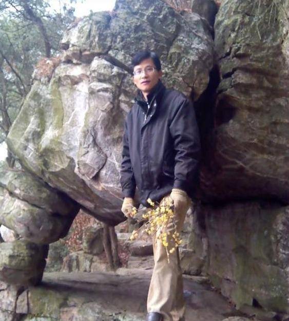 后来董岗彪结婚了,就把宿舍让给母亲,自已住进妻子的新学区宿舍,哪知